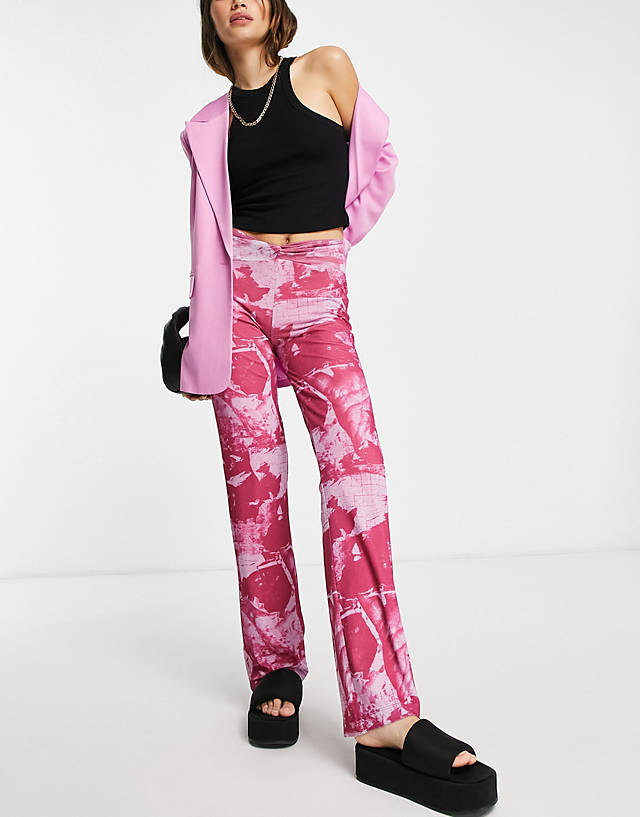 Topshop - knot front straight leg trouser in pink abstract print