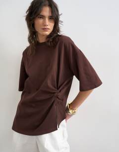 Knot twist t-shirt in dark chocolate