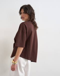 Model wearing Knot twist t-shirt in dark chocolate