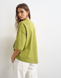 Model wearing Knot twist t-shirt in green