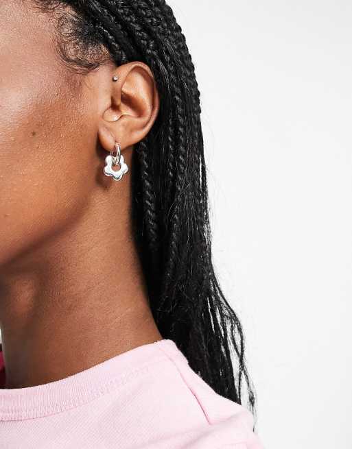 Topshop – Kolczyki-koła z zawieszką w kształcie kwiatka w kolorze srebra