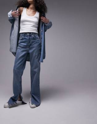 Topshop - Kort - Gerade geschnittene Jeans in Mittelblau mit hohem Bund und Schlitz