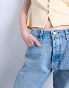 Model wearing Kort high rise straight jean in bleach