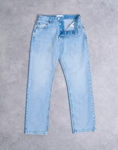 Model wearing Kort high rise straight jean in bleach