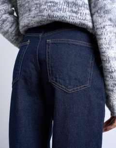 Model wearing Kort high rise straight jean in indigo rinse