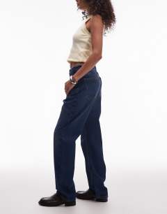 Model wearing Kort high rise straight jean in rich blue