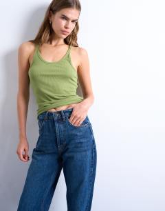 Model wearing Kort high rise straight jean in rich blue