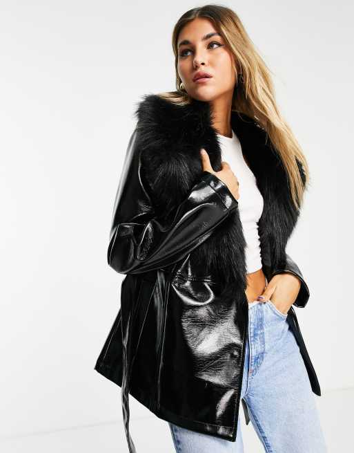 Topshop - Kort sort PU-frakke med bælte og kant i imiteret pels