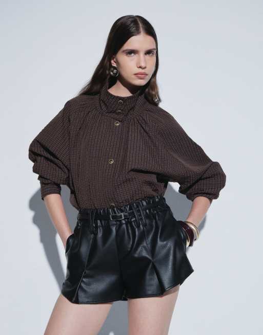 Topshop korta minishorts med skärp i läderimitation, svart, 2 av 5