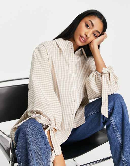 Topshop – Koszula w kratkę z wiązanymi balonowymi rękawami w neutralnym kolorze