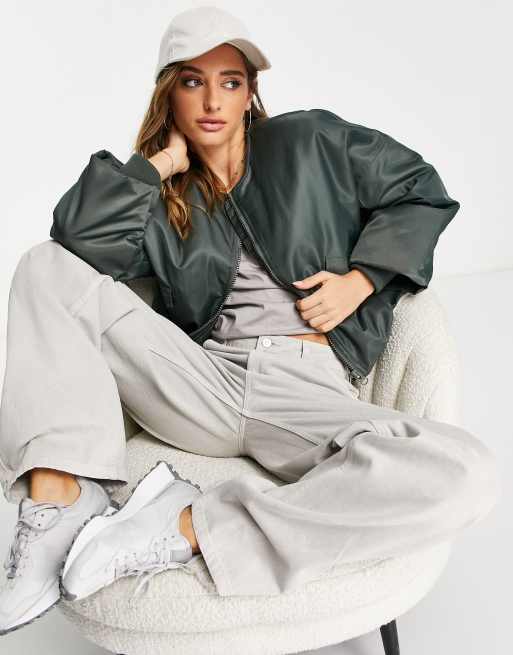 Topshop – Kragenlose Bomberjacke mit kurzem Schnitt in Dunkelgrün