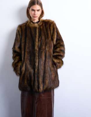 Topshop - Kragenlose, mittellange Jacke aus Kunstpelz in Ginger-Bunt