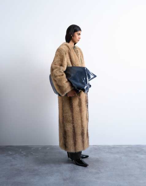 Topshop – Kragenloser, langer Oversize-Mantel aus Kunstpelz in Beige mit naturfarbenen Streifen - view 1