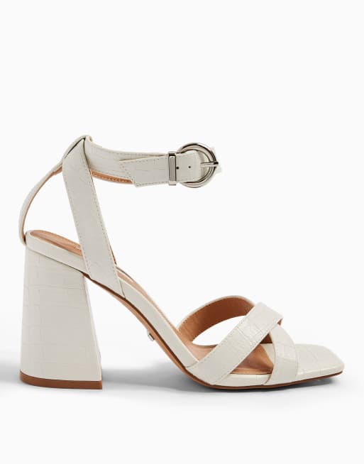 Topshop – Krämfärgade sandaler med blockklack och ankelrem 