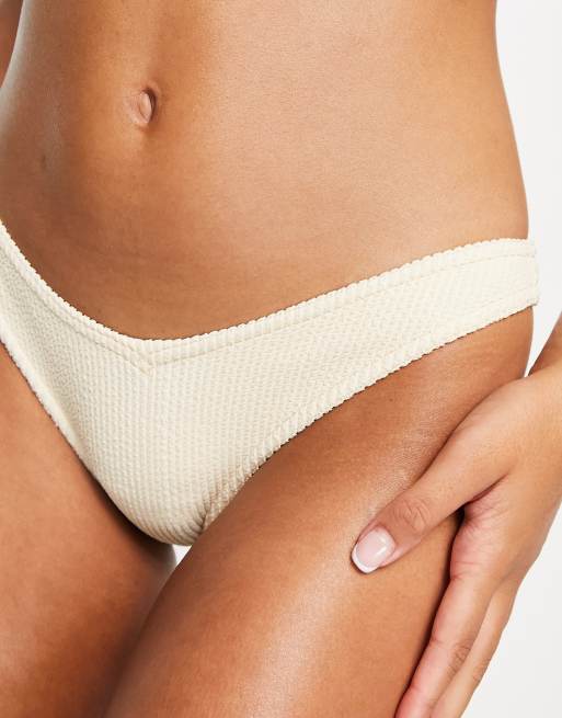 Topshop – Krepowany dół od bikini w kształcie litery V w kolorze kości słoniowej