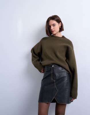 Topshop - Kunstleder-Minirock im Jeans-Design in verwaschenem Dunkelbraun mit v-förmiger Einkerbung