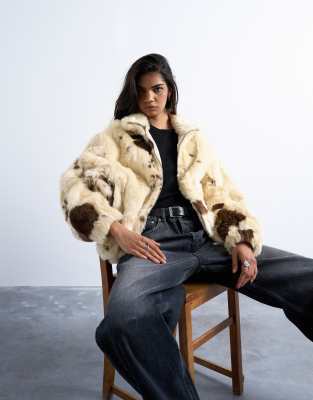 Topshop - Kunstpelz-Bomberjacke in Cremeweiß mit Kuhfellmuster und Stehkragen