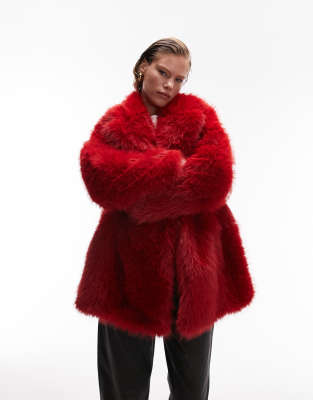 Topshop - Kunstpelzmantel in Rot mit Einsätzen