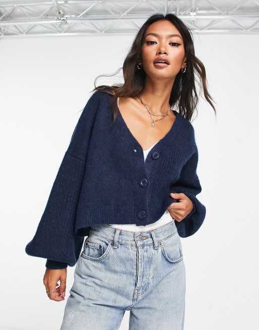 Topshop – Kurz geschnittene Strickjacke in Blau mit geripptem Einsatz