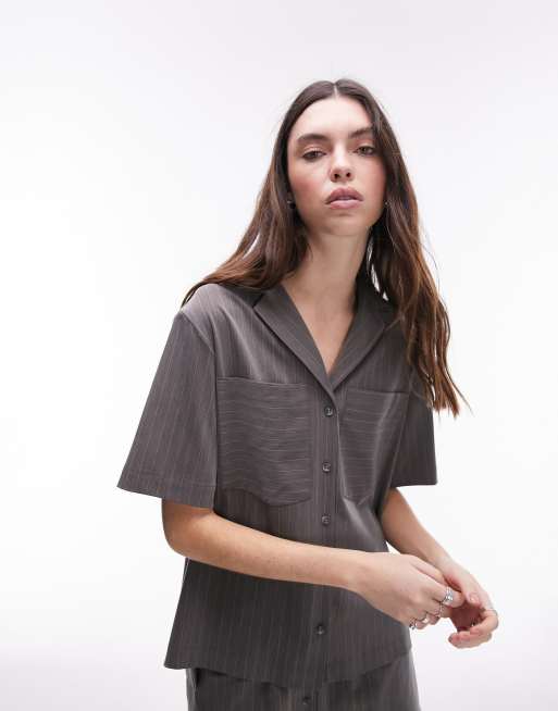 Topshop – Kurzärmlige Hemdbluse in Grau mit Nadelstreifen, Kombiteil