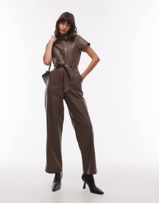 Topshop - Kurzärmliger Utility-Jumpsuit aus Kunstleder in Braun-Grün