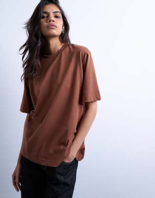 Topshop - Kurzärmliges Basic-T-Shirt aus hochwertigem Material in Braun-Brown