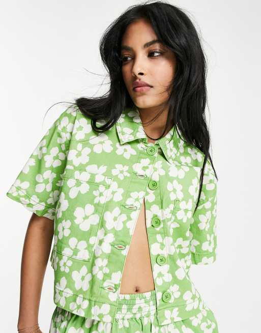 Topshop – Kurzärmliges Hemd mit kurzem Schnitt in Grün mit Blumendruck, Kombiteil