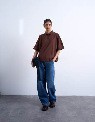 Topshop - Kurzärmliges Polo-T-Shirt aus Interlock in Schokobraun-Brown