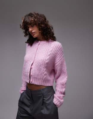 Topshop - Kurze, flauschige Strickjacke in Rosa mit Zopfmuster