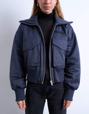 Topshop - Kurze, gerippte Bomberjacke in Marineblau mit weitem Kragen
