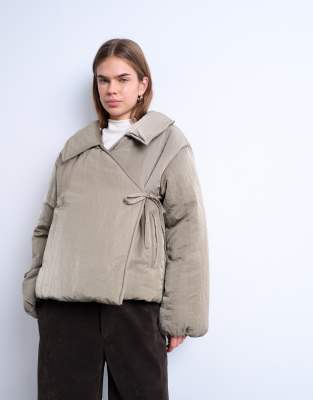 Topshop - Kurze Pufferjacke in Steinbeige mit Taillenschnürung-Neutral