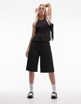 Topshop - Kurze Shorts in Schwarz mit Nadelstreifen in ungewöhnlicher Länge