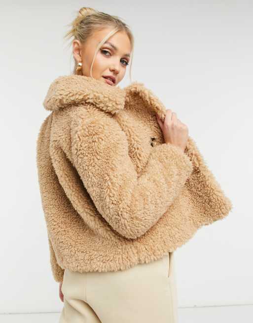 Topshop – Kurze Teddyfelljacke in Camel ASOS
