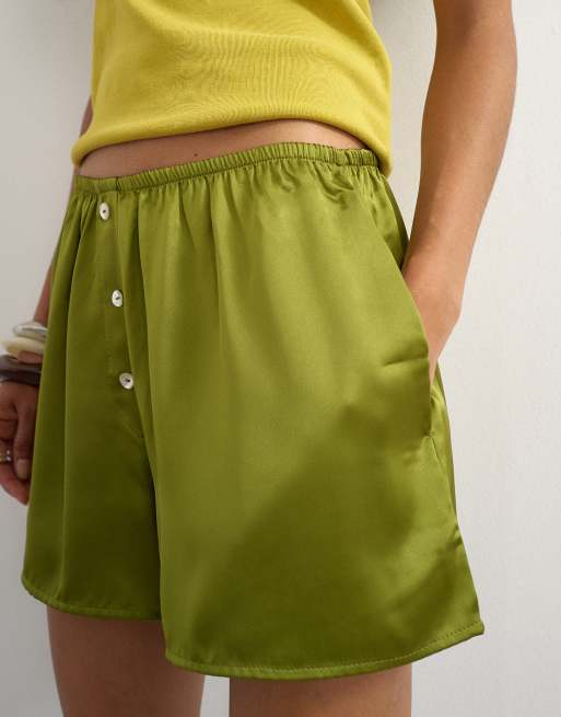 Topshop kurzer Satinrock mit Knopfdetail in Grün, 3 von 5