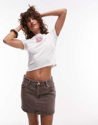 Topshop - Kurzer Volantrock aus Denim mit Waschung in Otterbraun