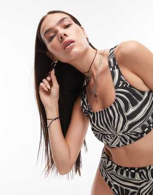 Topshop - Kurzes Bikini-Oberteil in Schwarz-Weiß mit abstraktem Print