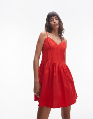 Topshop - Kurzes plissiertes Sommerkleid in Rot mit Riemchenträgern