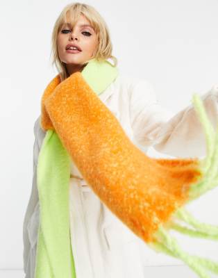 Topshop – Kuscheliger Schal mit Farbblockdesign in Limettengrün und Orange