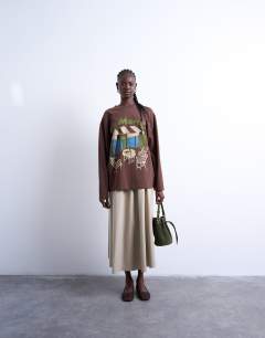 Model wearing La Marais graphic skater tee in brown