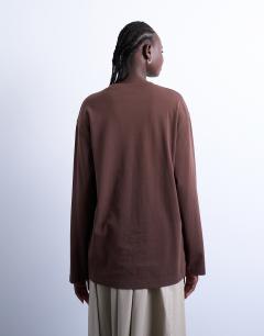 Model wearing La Marais graphic skater tee in brown