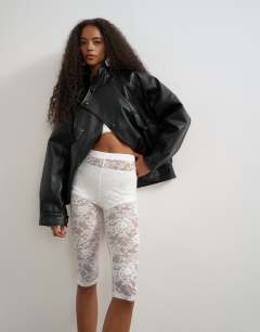 Model wearing Lace capri legging hosiery in ivory