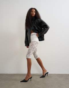 Model wearing Lace capri legging hosiery in ivory