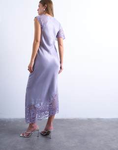 Model wearing Lace insert grown on shoulder midi dress in dusty lilac