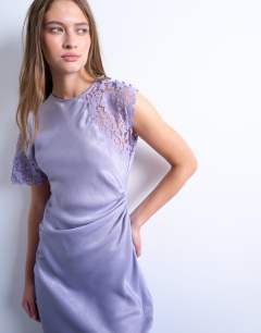 Model wearing Lace insert grown on shoulder midi dress in dusty lilac