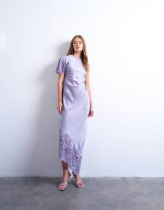 Model wearing Lace insert grown on shoulder midi dress in dusty lilac
