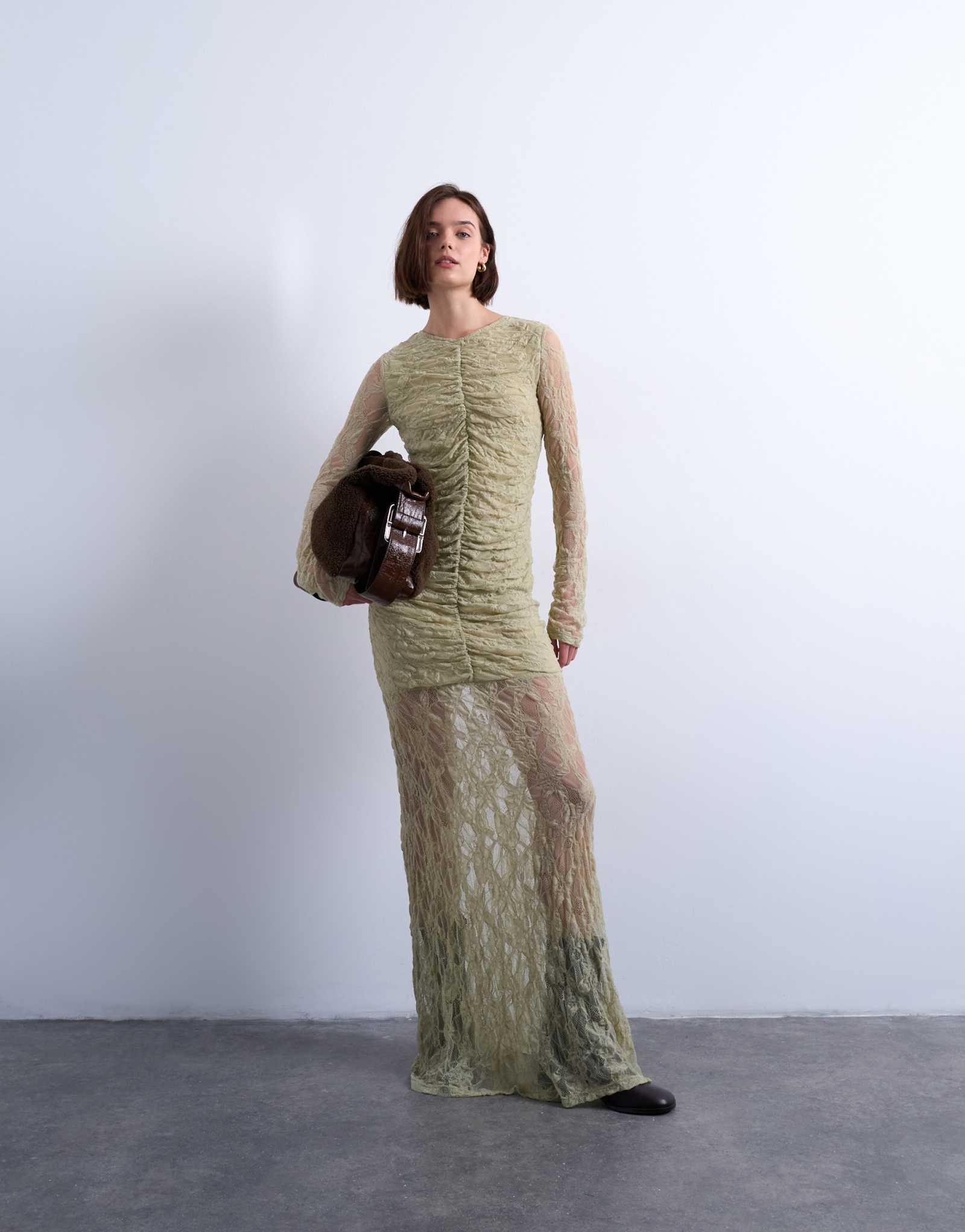 Макси-платье зеленого цвета с кружевными рюшами спереди и заниженной талией от Topshop