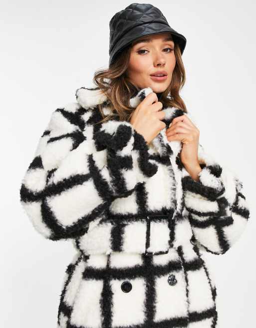 Topshop – Lang geschnittener, karierter Mantel aus Teddyfell in Schwarz-Weiß, 4 von 4