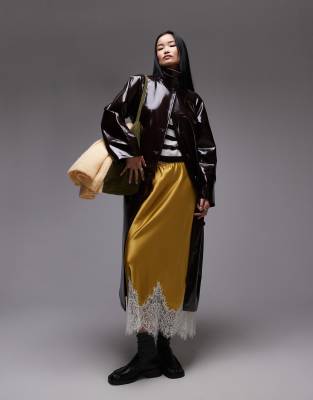 Topshop - Lang geschnittener Oversize-Trenchcoat aus stark glänzendem Kunstleder in Burgunderrot