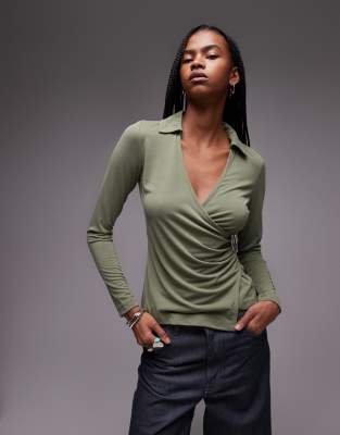 Topshop - Langarm-Wickeltop aus Cupromaterial in Grün