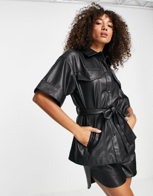 Topshop – Langärmlige Hemdjacke aus Kunstleder in Schwarz mit Gürtel
